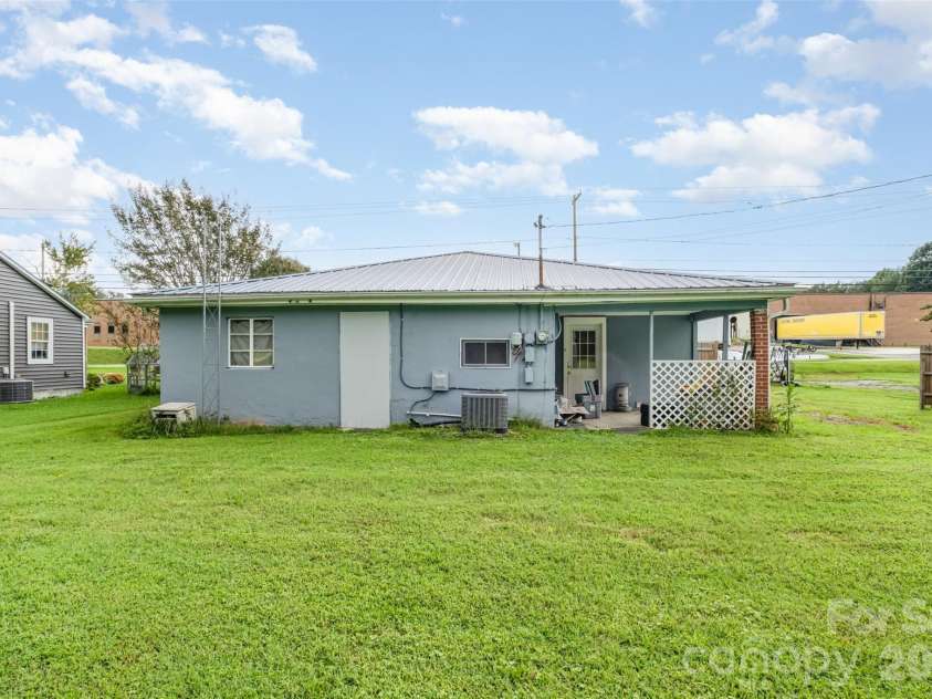 3948 Main Avenue Drive, Hickory, NC 28601.  MLS# CAR4293937, YatesRealty ID 4447. 