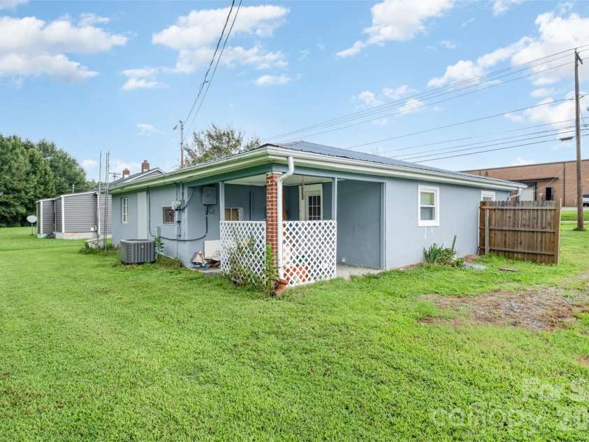 3948 Main Avenue Drive, Hickory, NC 28601.  MLS# CAR4293937, YatesRealty ID 4447. 