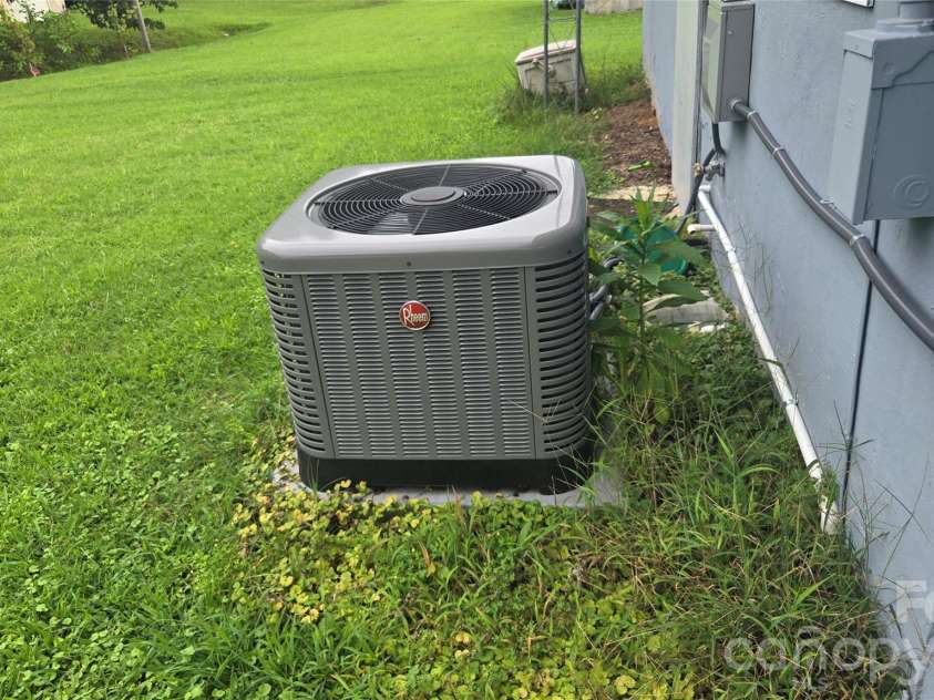 3948 Main Avenue Drive, Hickory, NC 28601.  MLS# CAR4293937, YatesRealty ID 4447. 