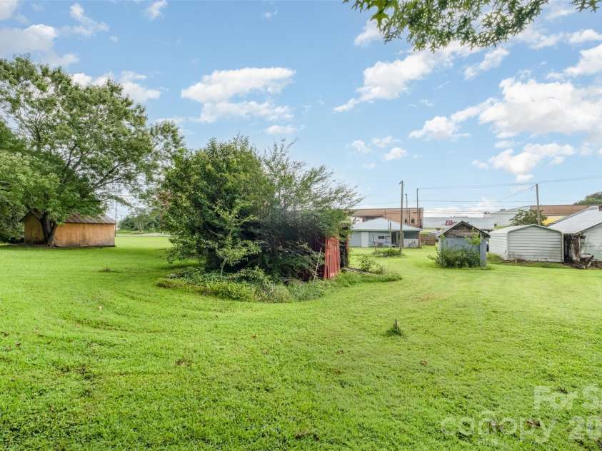 3948 Main Avenue Drive, Hickory, NC 28601.  MLS# CAR4293937, YatesRealty ID 4447. 