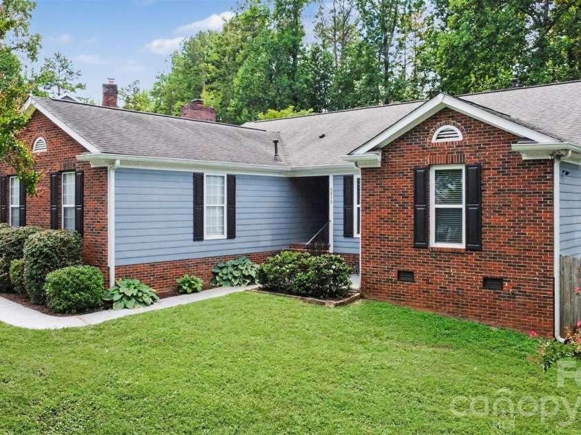3515 Crescent Knoll Drive, Matthews, NC 28105.  MLS# CAR4411519, YatesRealty ID 44472. 