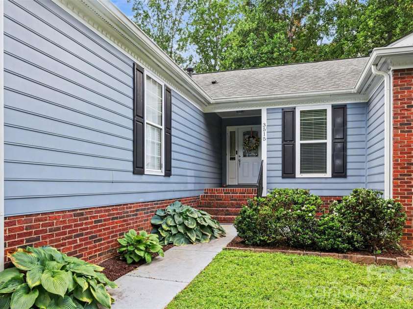 3515 Crescent Knoll Drive, Matthews, NC 28105.  MLS# CAR4411519, YatesRealty ID 44472. 