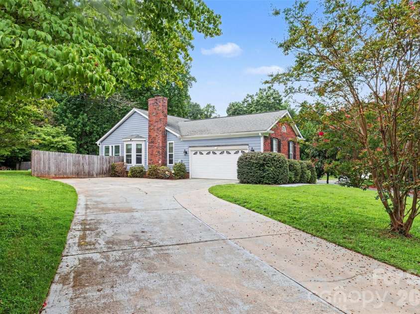 3515 Crescent Knoll Drive, Matthews, NC 28105.  MLS# CAR4411519, YatesRealty ID 44472. 