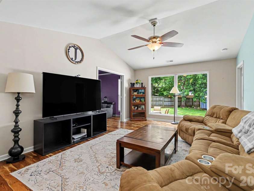 3515 Crescent Knoll Drive, Matthews, NC 28105.  MLS# CAR4411519, YatesRealty ID 44472. 