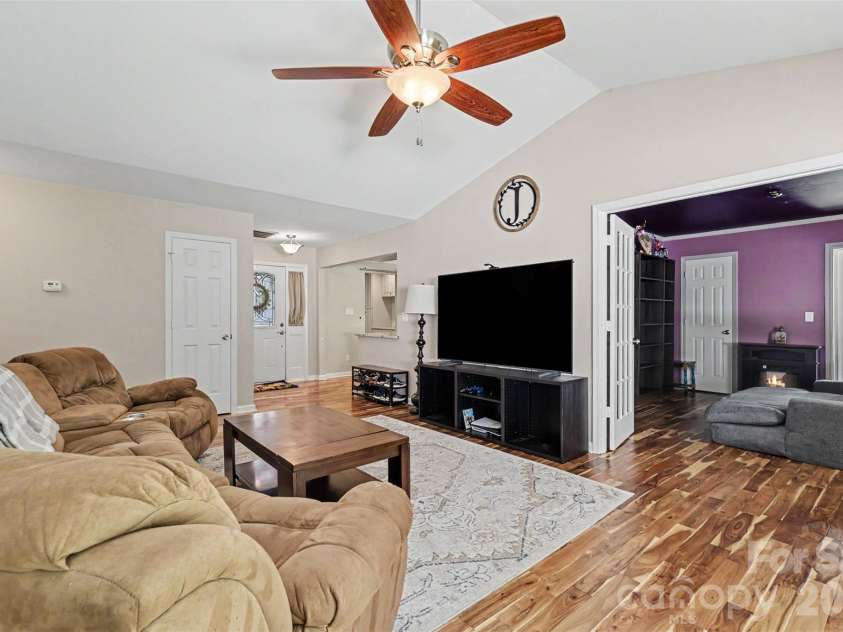 3515 Crescent Knoll Drive, Matthews, NC 28105.  MLS# CAR4411519, YatesRealty ID 44472. 