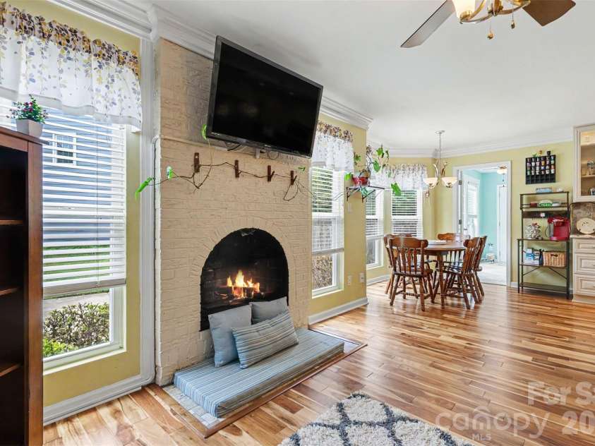 3515 Crescent Knoll Drive, Matthews, NC 28105.  MLS# CAR4411519, YatesRealty ID 44472. 