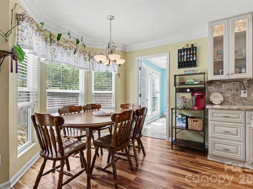 3515 Crescent Knoll Drive, Matthews, NC 28105.  MLS# CAR4411519, YatesRealty ID 44472. 