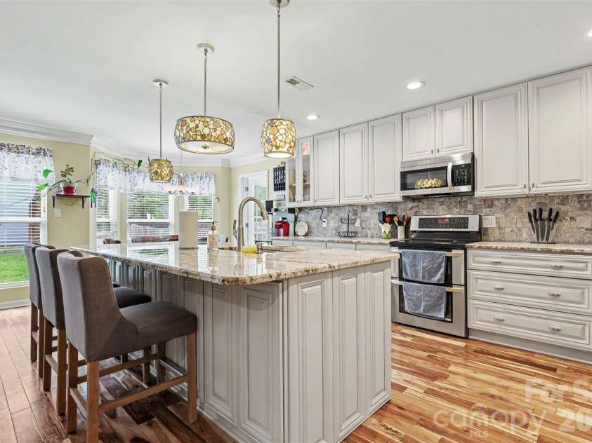3515 Crescent Knoll Drive, Matthews, NC 28105.  MLS# CAR4411519, YatesRealty ID 44472. 