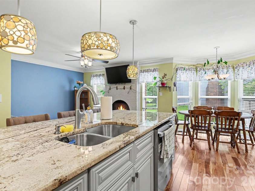 3515 Crescent Knoll Drive, Matthews, NC 28105.  MLS# CAR4411519, YatesRealty ID 44472. 