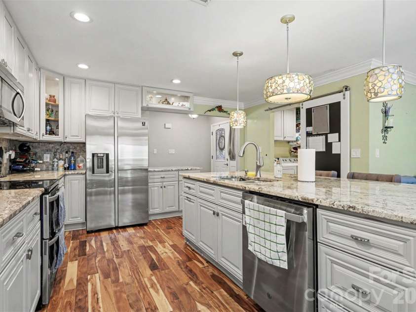 3515 Crescent Knoll Drive, Matthews, NC 28105.  MLS# CAR4411519, YatesRealty ID 44472. 