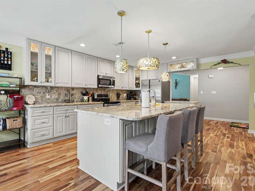 3515 Crescent Knoll Drive, Matthews, NC 28105.  MLS# CAR4411519, YatesRealty ID 44472. 