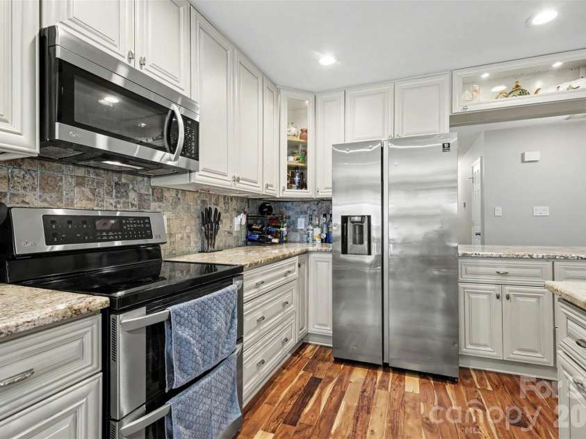 3515 Crescent Knoll Drive, Matthews, NC 28105.  MLS# CAR4411519, YatesRealty ID 44472. 