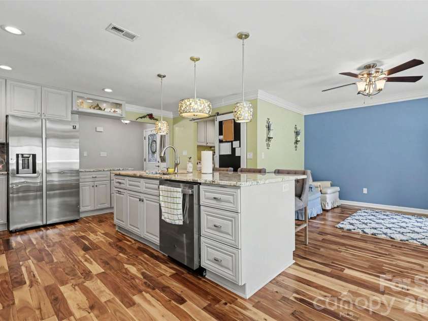 3515 Crescent Knoll Drive, Matthews, NC 28105.  MLS# CAR4411519, YatesRealty ID 44472. 