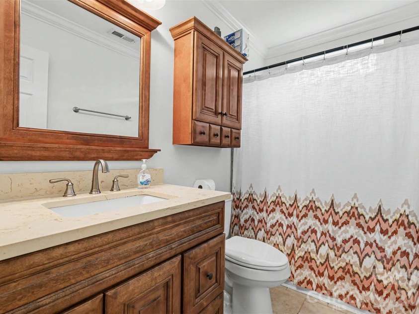 3515 Crescent Knoll Drive, Matthews, NC 28105.  MLS# CAR4411519, YatesRealty ID 44472. 
