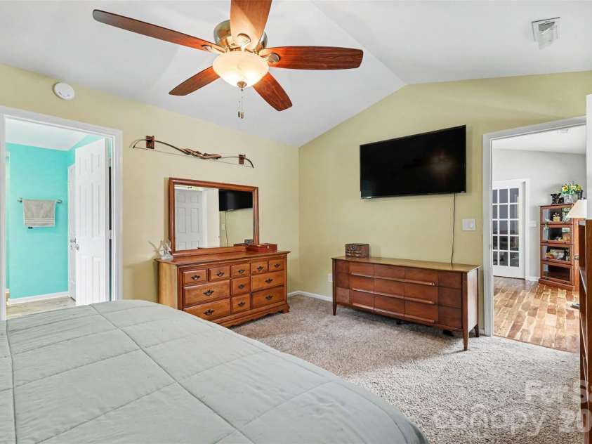 3515 Crescent Knoll Drive, Matthews, NC 28105.  MLS# CAR4411519, YatesRealty ID 44472. 