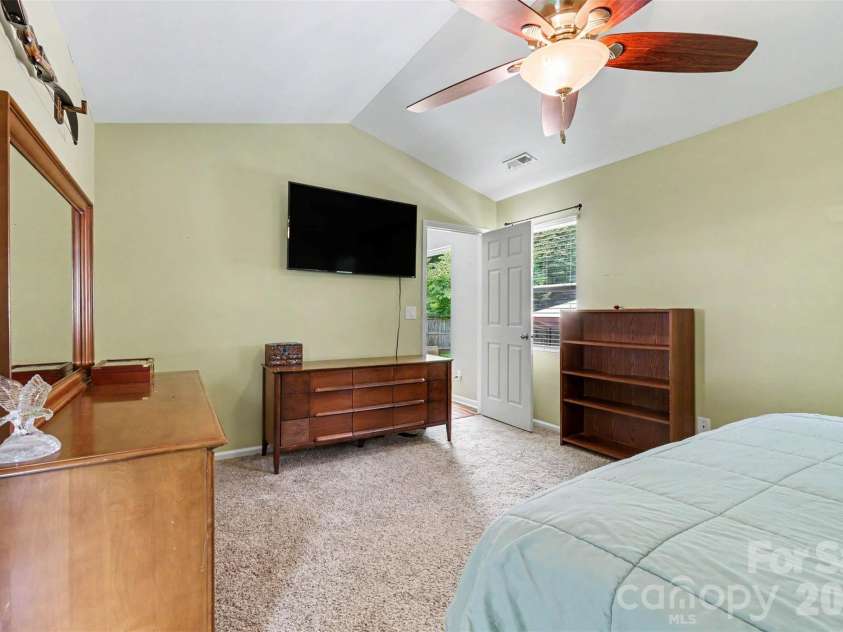 3515 Crescent Knoll Drive, Matthews, NC 28105.  MLS# CAR4411519, YatesRealty ID 44472. 