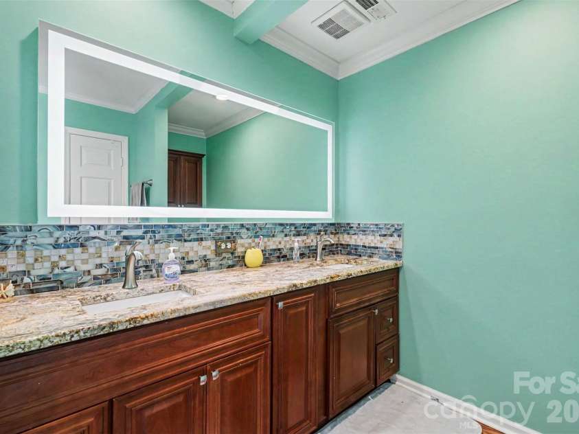 3515 Crescent Knoll Drive, Matthews, NC 28105.  MLS# CAR4411519, YatesRealty ID 44472. 