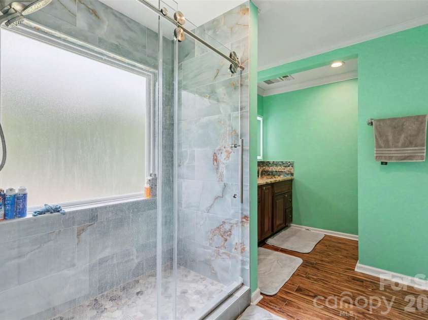 3515 Crescent Knoll Drive, Matthews, NC 28105.  MLS# CAR4411519, YatesRealty ID 44472. 