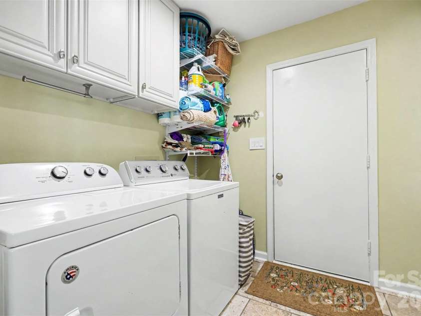 3515 Crescent Knoll Drive, Matthews, NC 28105.  MLS# CAR4411519, YatesRealty ID 44472. 