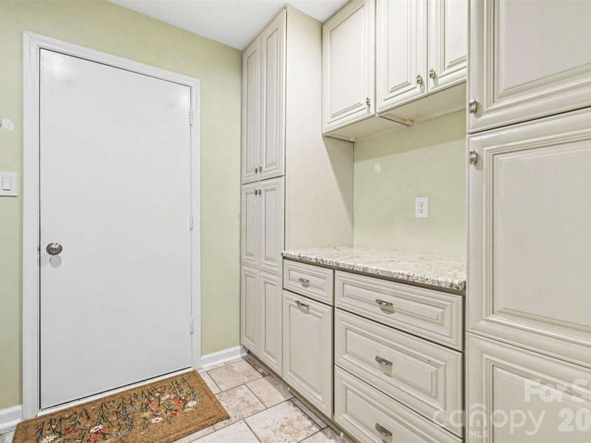 3515 Crescent Knoll Drive, Matthews, NC 28105.  MLS# CAR4411519, YatesRealty ID 44472. 