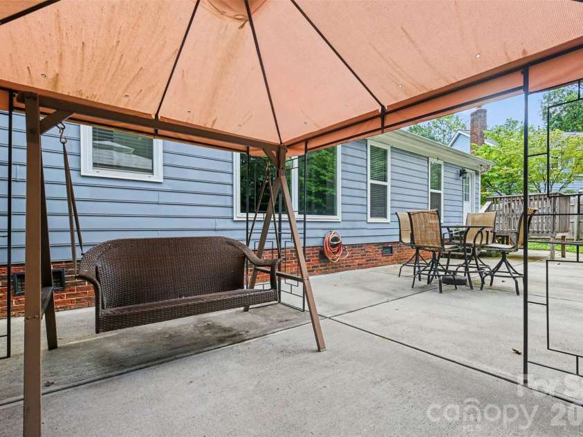 3515 Crescent Knoll Drive, Matthews, NC 28105.  MLS# CAR4411519, YatesRealty ID 44472. 