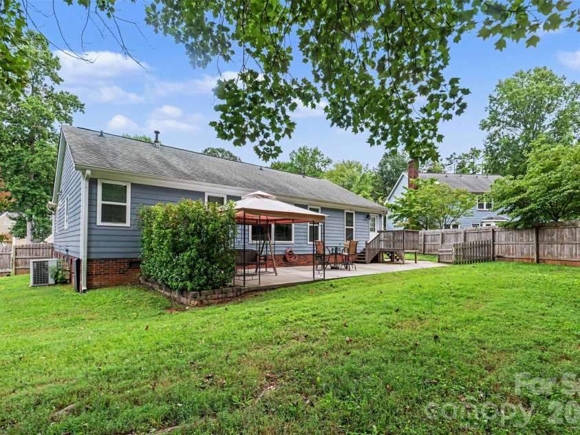 3515 Crescent Knoll Drive, Matthews, NC 28105.  MLS# CAR4411519, YatesRealty ID 44472. 