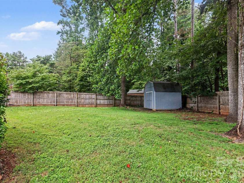 3515 Crescent Knoll Drive, Matthews, NC 28105.  MLS# CAR4411519, YatesRealty ID 44472. 
