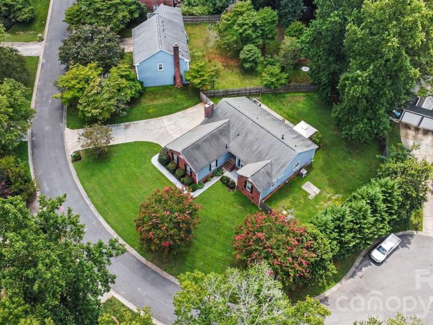 3515 Crescent Knoll Drive, Matthews, NC 28105.  MLS# CAR4411519, YatesRealty ID 44472. 