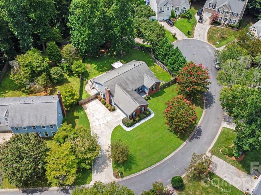 3515 Crescent Knoll Drive, Matthews, NC 28105.  MLS# CAR4411519, YatesRealty ID 44472. 