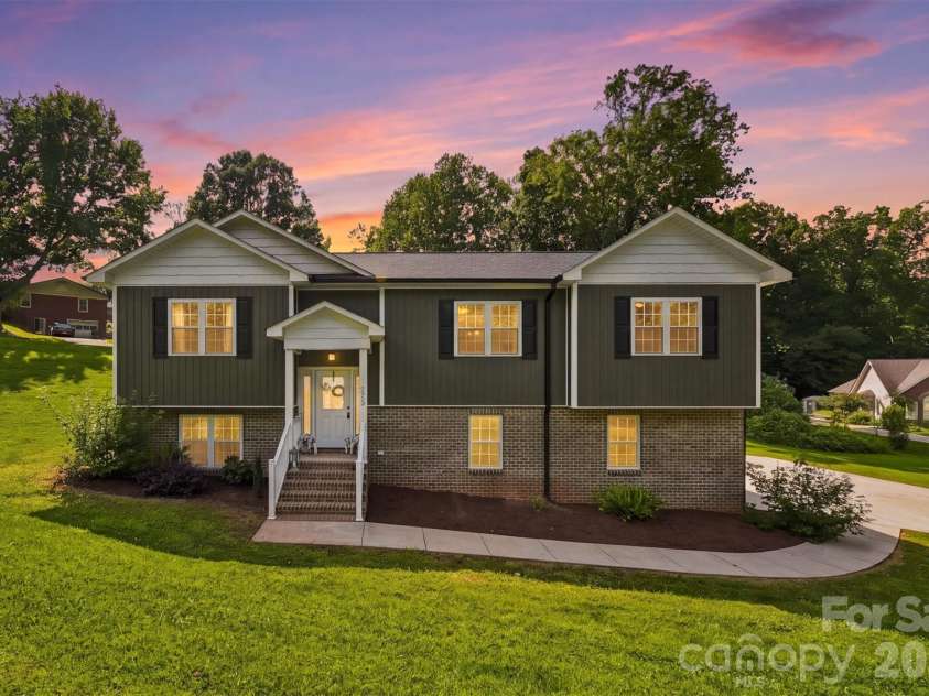 2953 2nd Street Court, Hickory, NC 28601.  MLS# CAR4414067, YatesRealty ID 44473. 