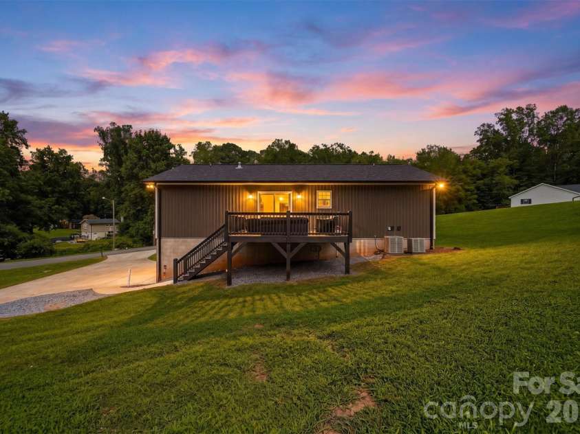 2953 2nd Street Court, Hickory, NC 28601.  MLS# CAR4414067, YatesRealty ID 44473. 