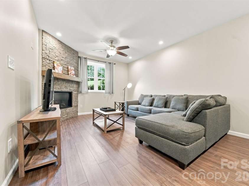 2953 2nd Street Court, Hickory, NC 28601.  MLS# CAR4414067, YatesRealty ID 44473. 