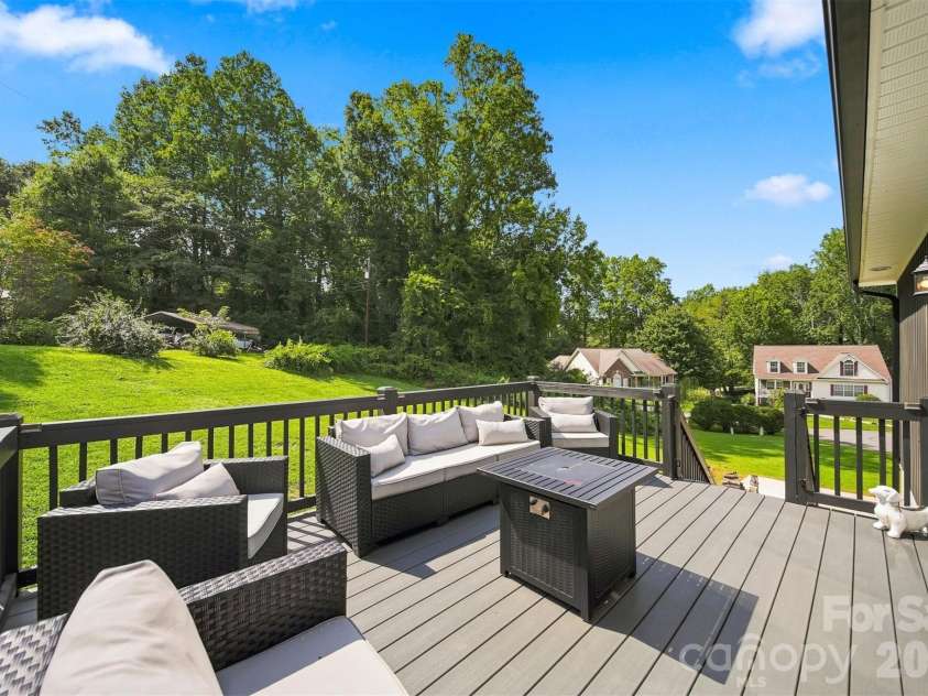 2953 2nd Street Court, Hickory, NC 28601.  MLS# CAR4414067, YatesRealty ID 44473. 