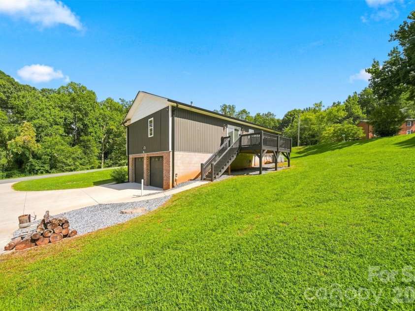 2953 2nd Street Court, Hickory, NC 28601.  MLS# CAR4414067, YatesRealty ID 44473. 