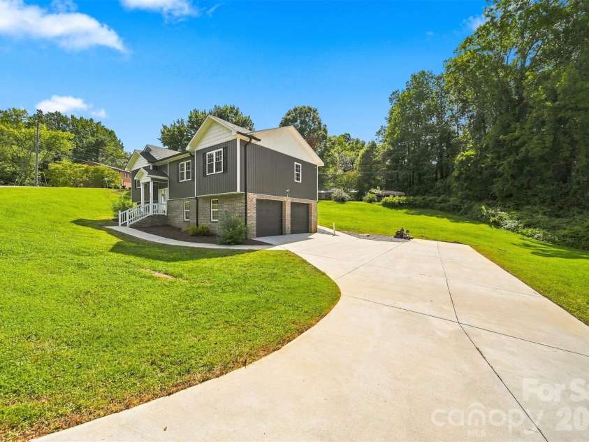 2953 2nd Street Court, Hickory, NC 28601.  MLS# CAR4414067, YatesRealty ID 44473. 