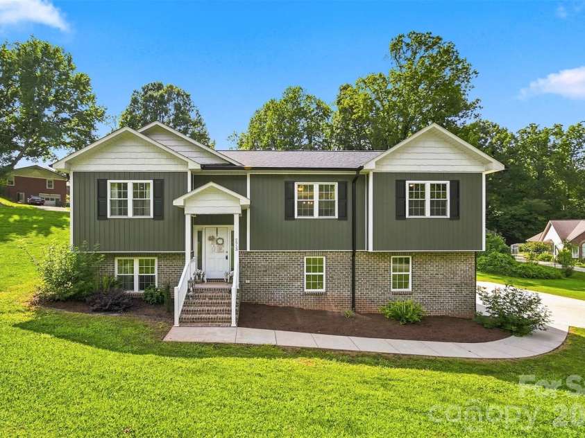 2953 2nd Street Court, Hickory, NC 28601.  MLS# CAR4414067, YatesRealty ID 44473. 