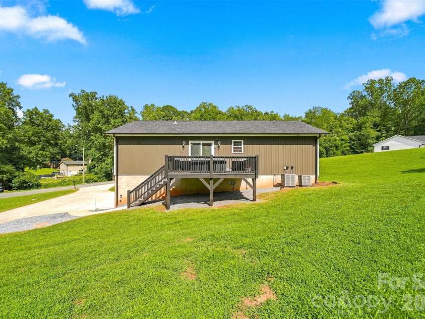 2953 2nd Street Court, Hickory, NC 28601.  MLS# CAR4414067, YatesRealty ID 44473. 