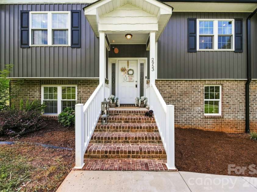 2953 2nd Street Court, Hickory, NC 28601.  MLS# CAR4414067, YatesRealty ID 44473. 