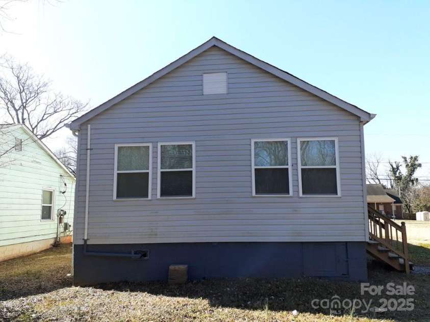 9501 Misenheimer Road, Charlotte, NC 28215.  MLS# CAR4316731, YatesRealty ID 44476. 