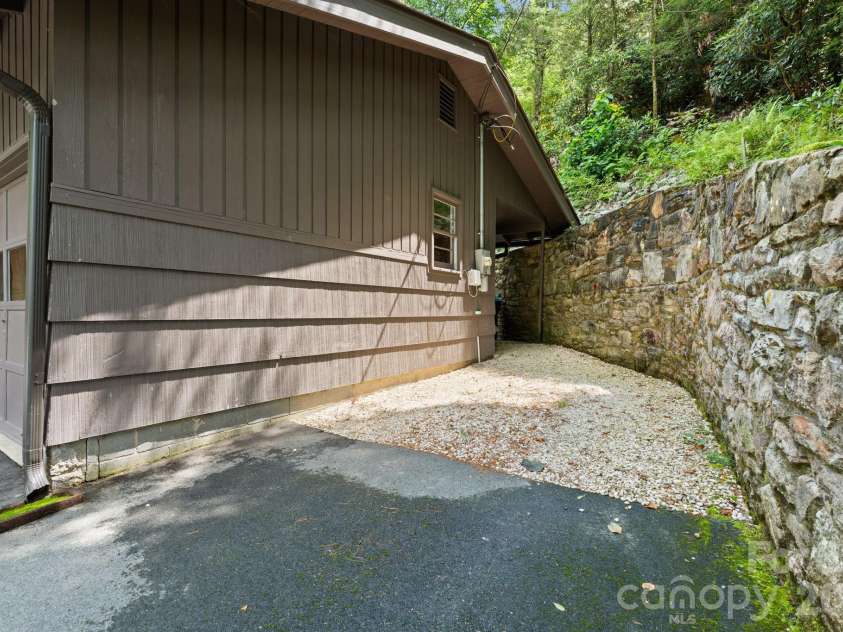 168 Mountain View Drive, Blowing Rock, NC 28605.  MLS# CAR4414895, YatesRealty ID 44479. 