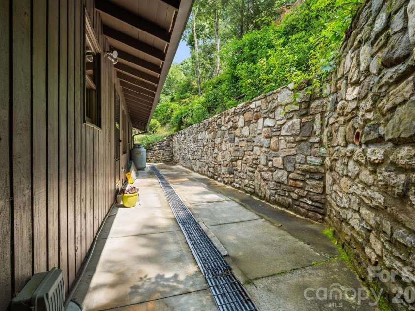 168 Mountain View Drive, Blowing Rock, NC 28605.  MLS# CAR4414895, YatesRealty ID 44479. 