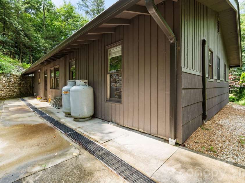 168 Mountain View Drive, Blowing Rock, NC 28605.  MLS# CAR4414895, YatesRealty ID 44479. 