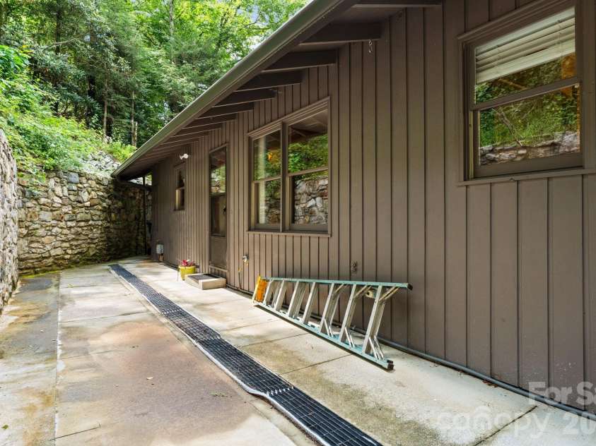168 Mountain View Drive, Blowing Rock, NC 28605.  MLS# CAR4414895, YatesRealty ID 44479. 