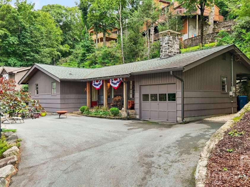 168 Mountain View Drive, Blowing Rock, NC 28605.  MLS# CAR4414895, YatesRealty ID 44479. 
