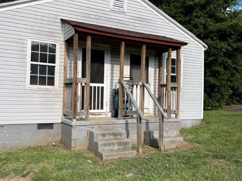 723 Hunt Street, Statesville, NC 28677.  MLS# CAR4414333, YatesRealty ID 44486. 