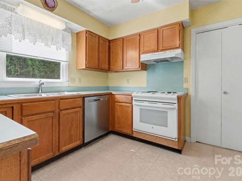 8741 Fieldgate Drive, Charlotte, NC 28277.  MLS# CAR4414847, YatesRealty ID 44487. 