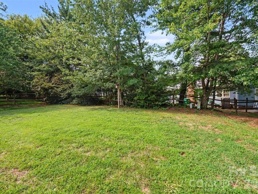 8741 Fieldgate Drive, Charlotte, NC 28277.  MLS# CAR4414847, YatesRealty ID 44487. 