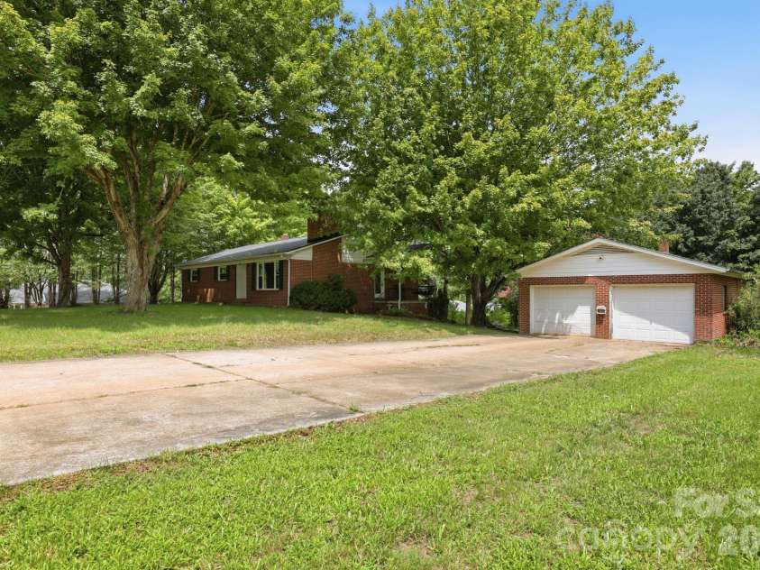2613 26th Avenue, Hickory, NC 28601.  MLS# CAR4414912, YatesRealty ID 44488. 