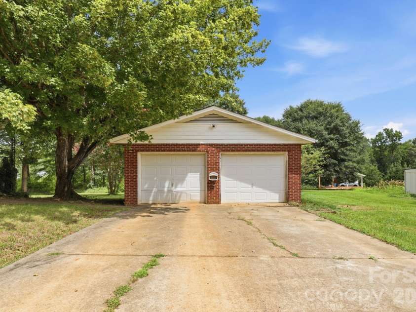 2613 26th Avenue, Hickory, NC 28601.  MLS# CAR4414912, YatesRealty ID 44488. 