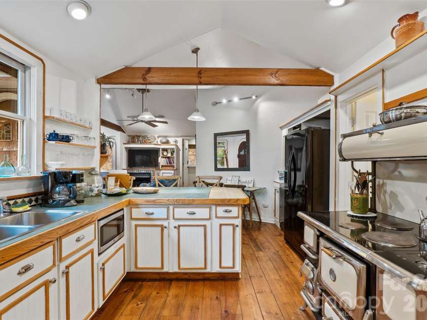 125 Little Willow Circle, Hendersonville, NC 28739.  MLS# CAR4403476, YatesRealty ID 44489. 